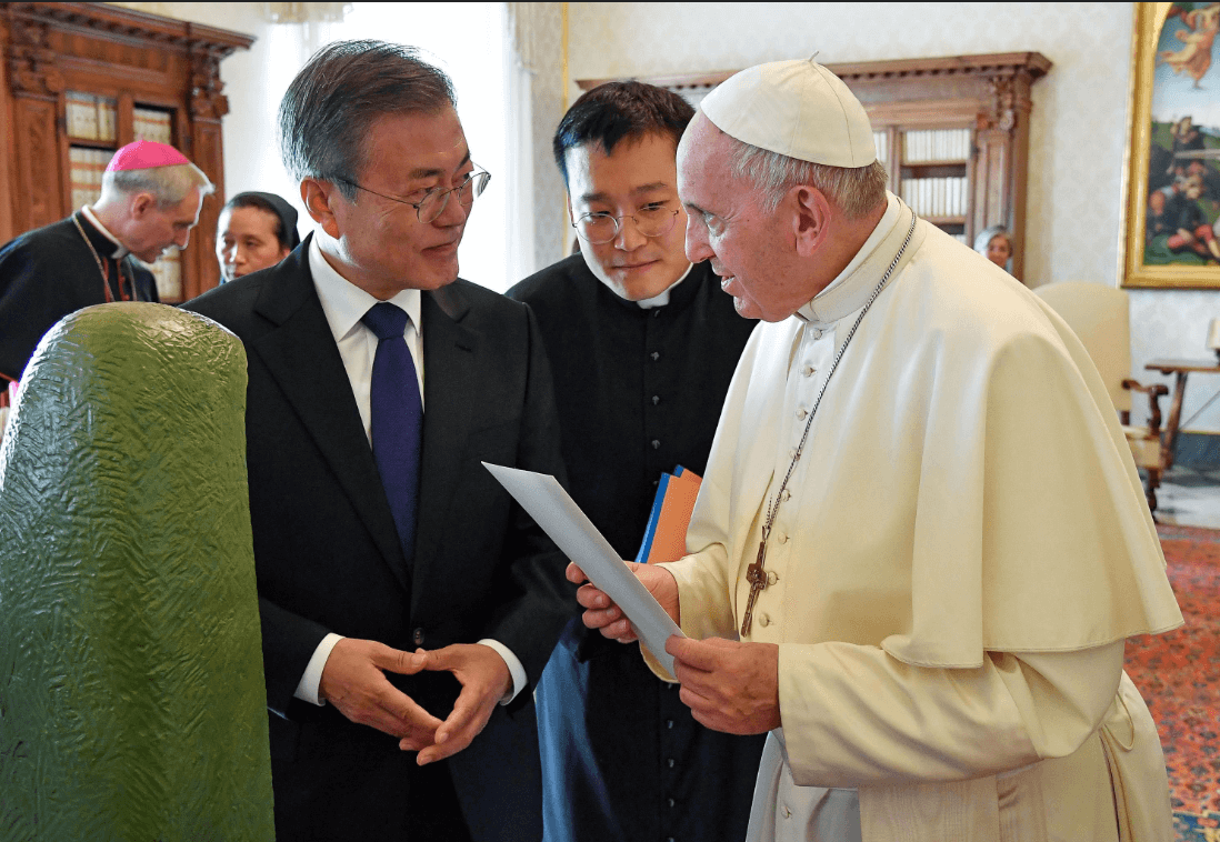 El papa Francisco y el presidente de Corea del Sur intercambian regalos. (EFE) 