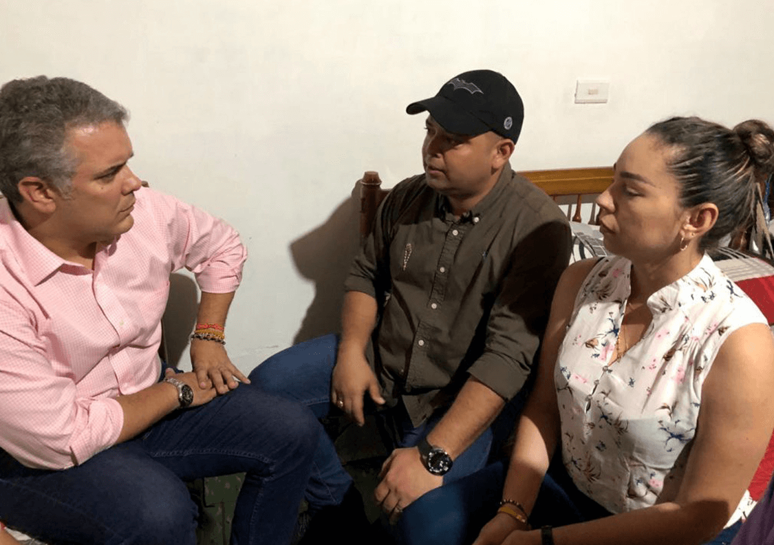 El presidente Iván Duque con padres de niño secuestrado en Colombia. (EFE)