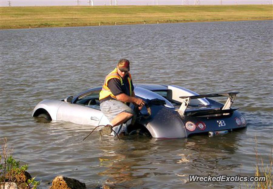 El techo de un Bugatti Veyron sobresale de un lago mientras el dueño intenta salir (WreckedExcotics)