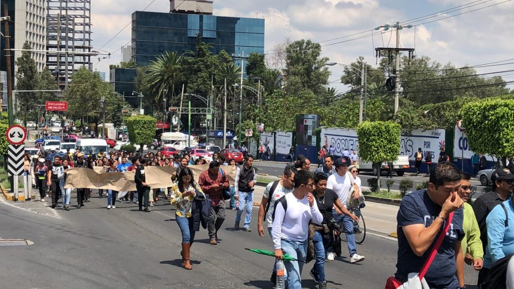 Estudiantes de la UNAM marchan sobre Insurgentes