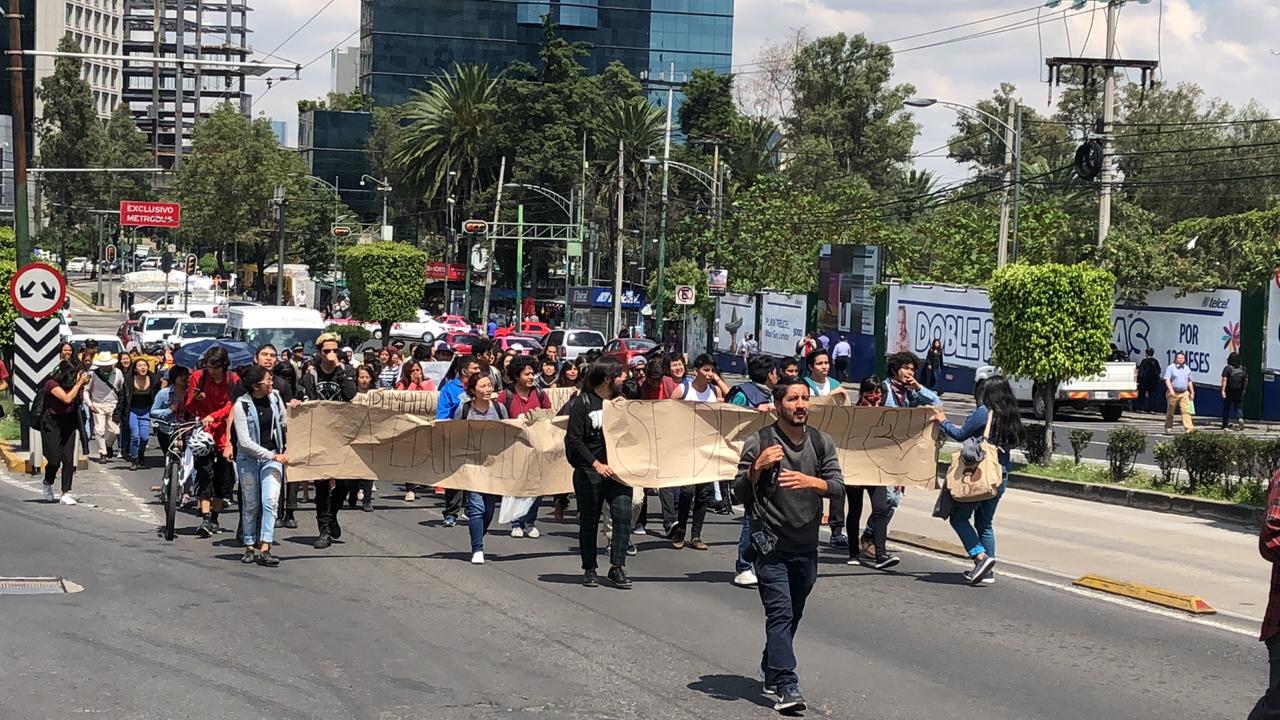 Estudiantes de la UNAM marchan sobre Insurgentes hacia Ciudad Universitaria