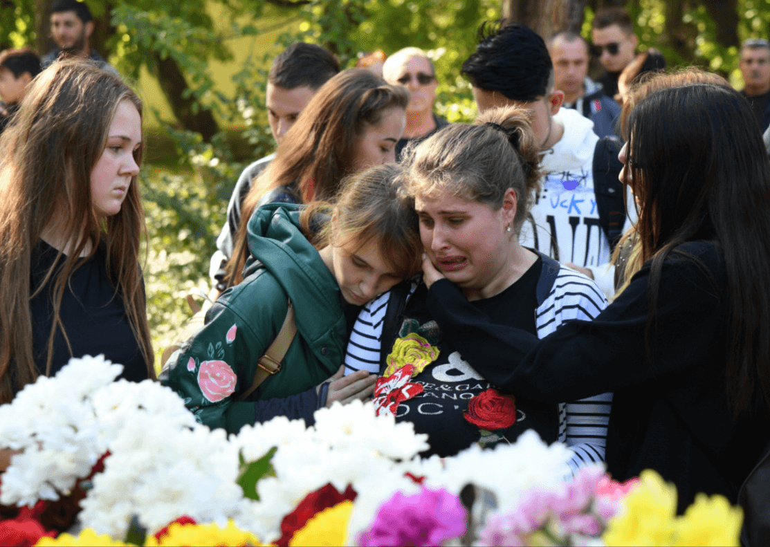 Estudiantes lloran por la muerte de sus compañeros en Crimea. (EFE) 