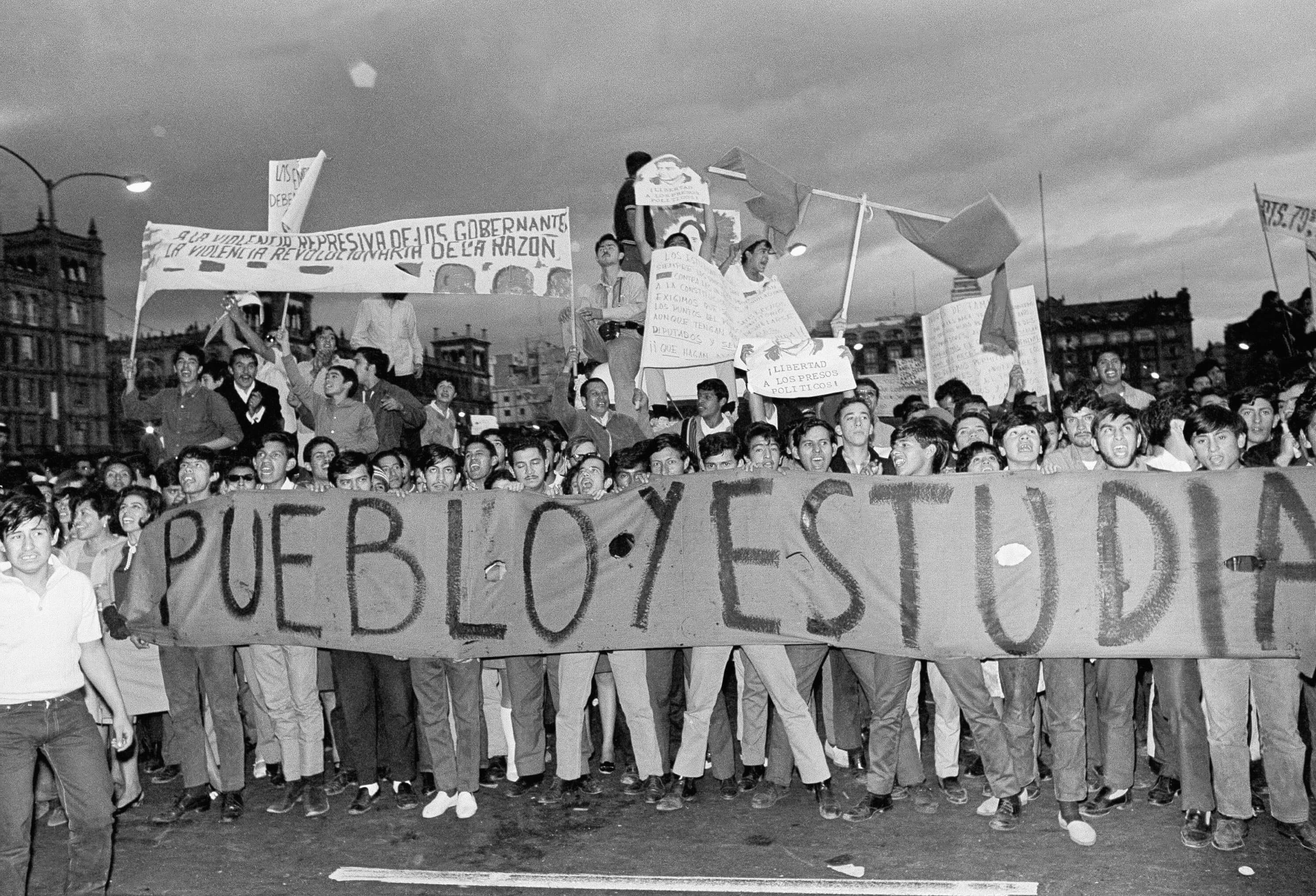 Estudiantes protestan un día después de la masacre de Tlatelolco