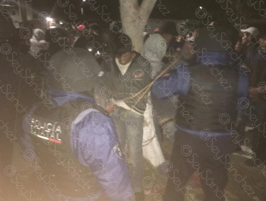 Rescatan a cinco presuntos delincuentes de ser linchados en Puebla