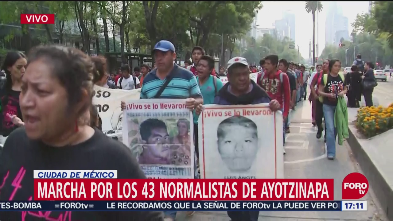 Familiares desaparecidos de Ayotzinapa marchan sobre Reforma