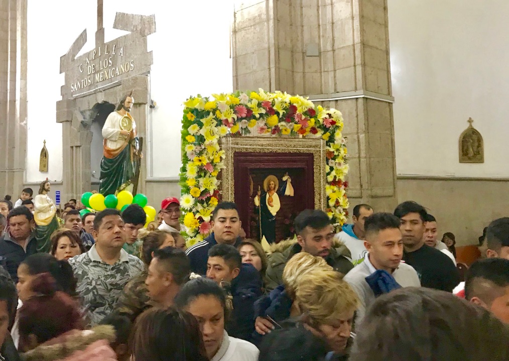 Peregrinos cantan las mañanitas a San Judas Tadeo en CDMX