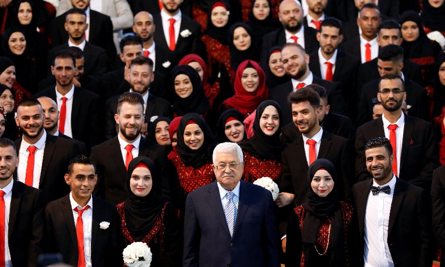 Abbas patrocina boda masiva en la Franja de Gaza