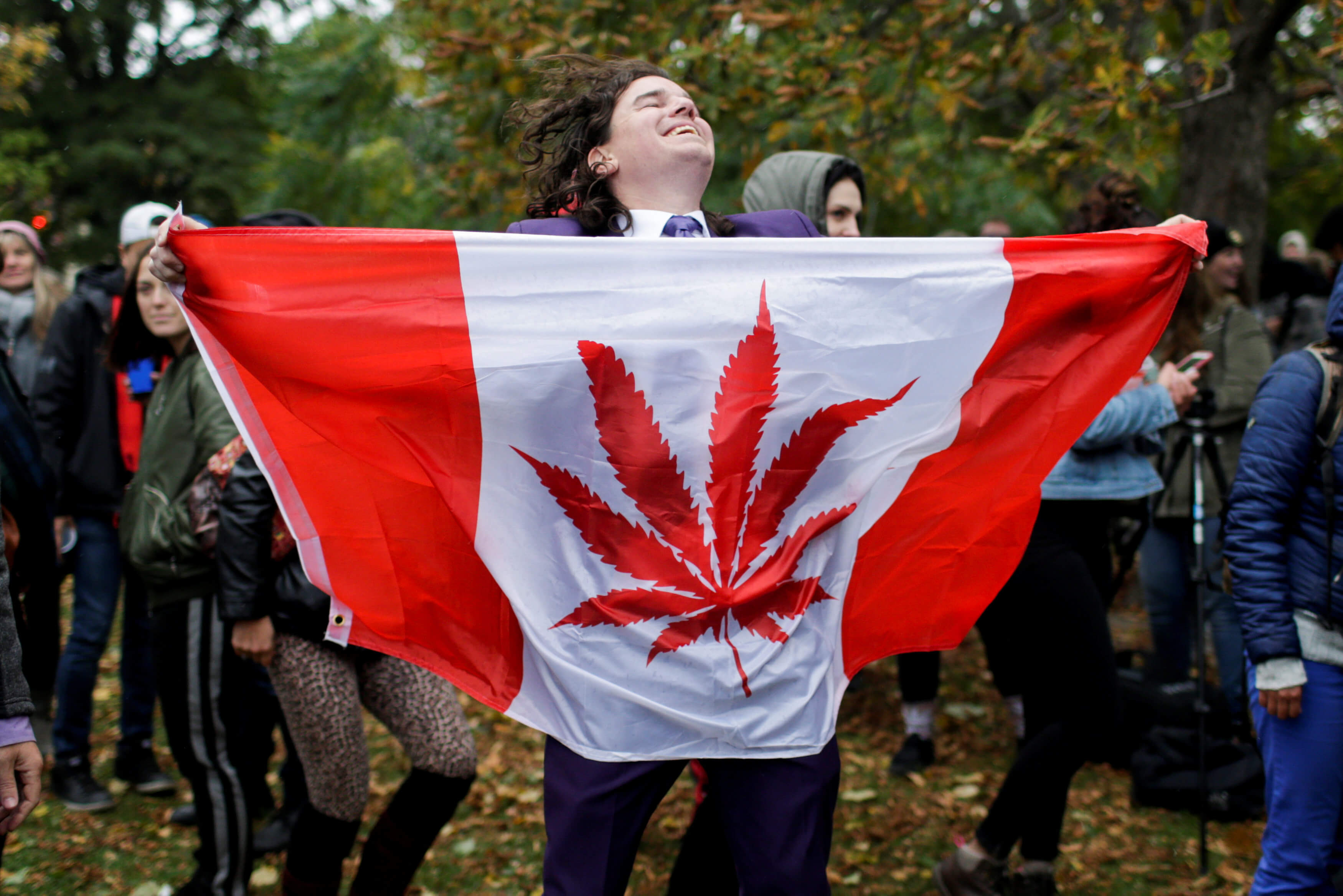 Canadá celebra la legalización fumando marihuana