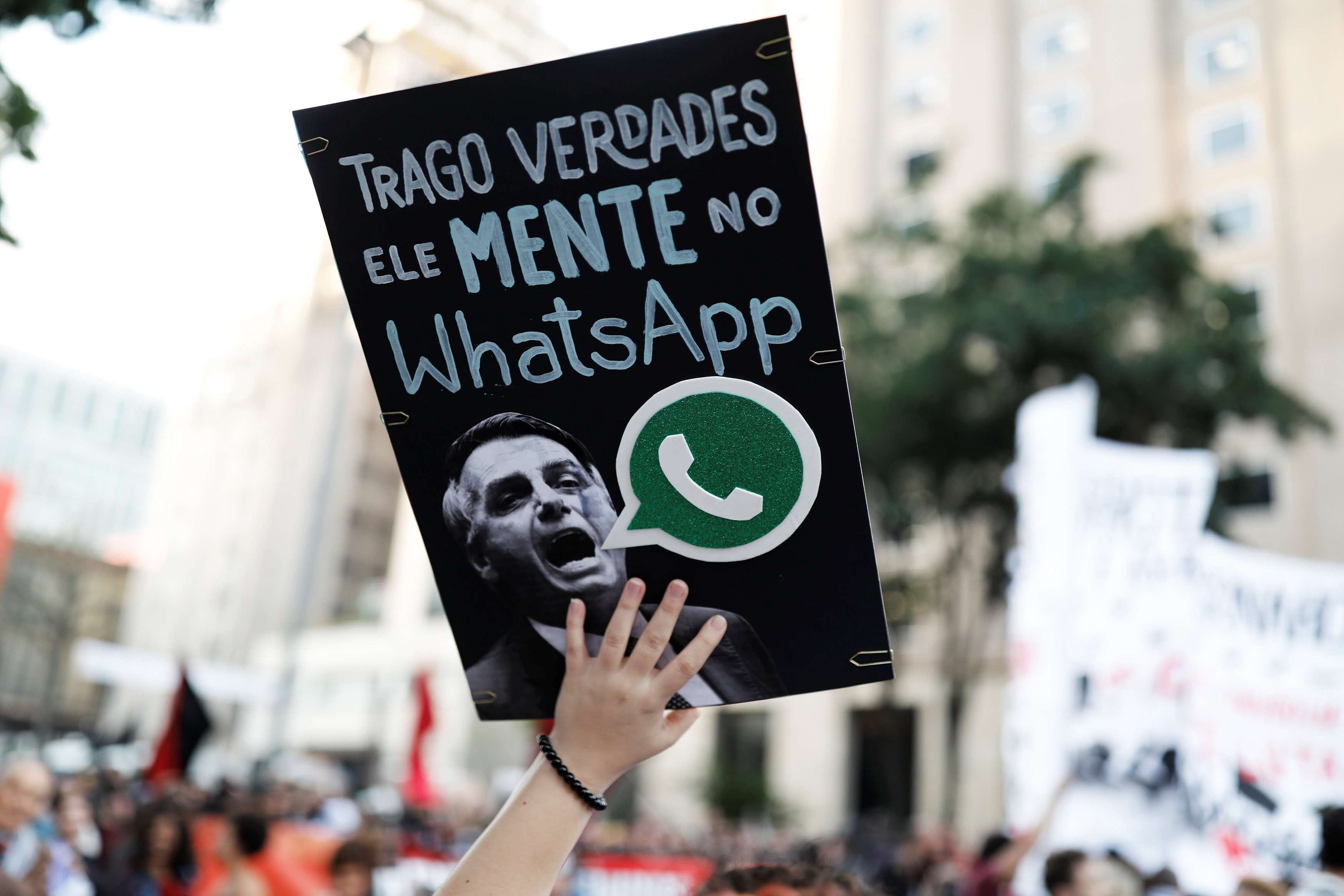 Facebook cierra páginas y cuentas ligadas al candidato presidencial Bolsonaro