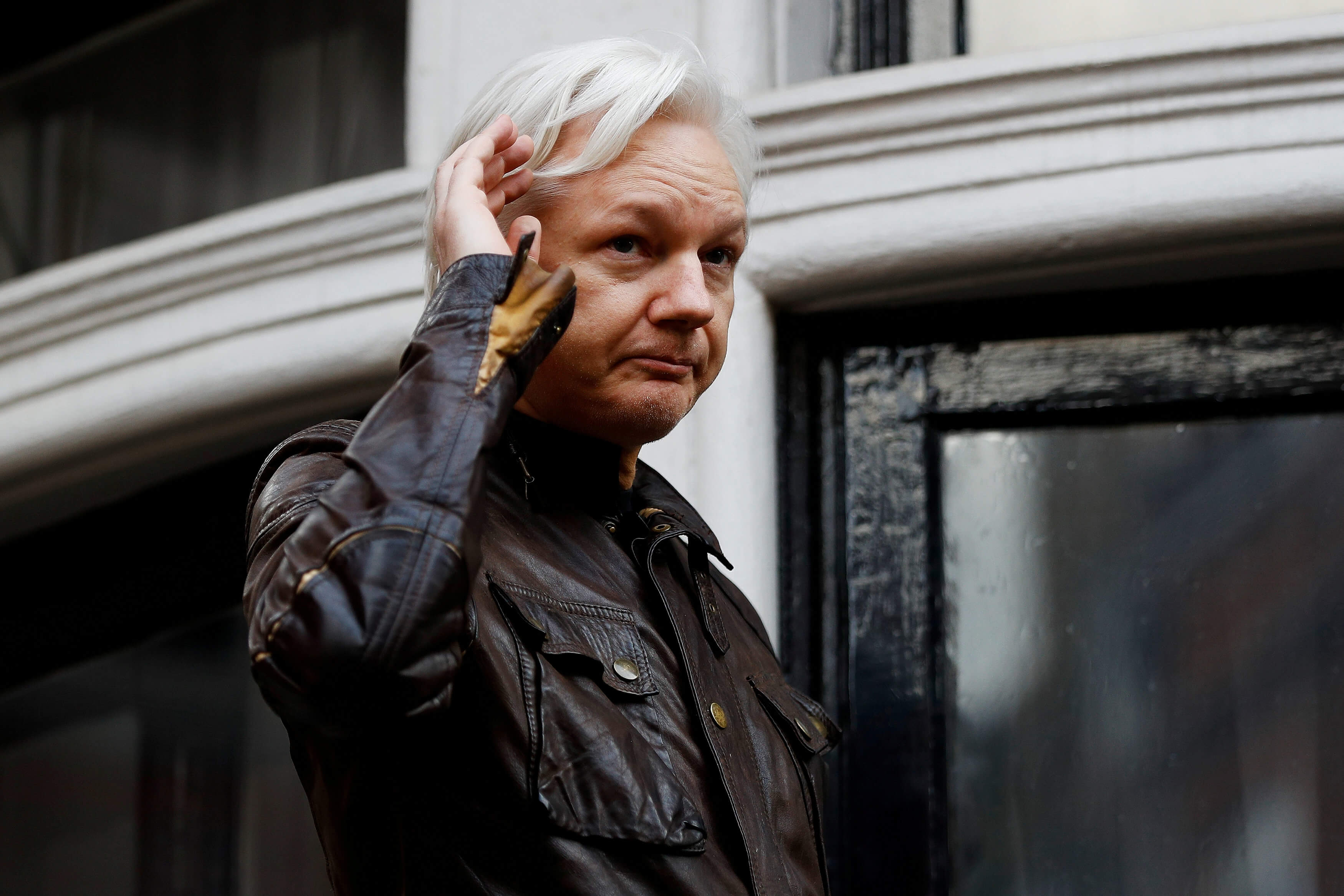 Ecuador alista salida de Assange de su embajada en Londres