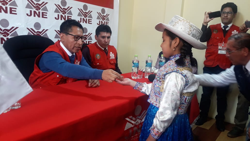 Con moneda al aire deciden la elección de alcalde en Perú