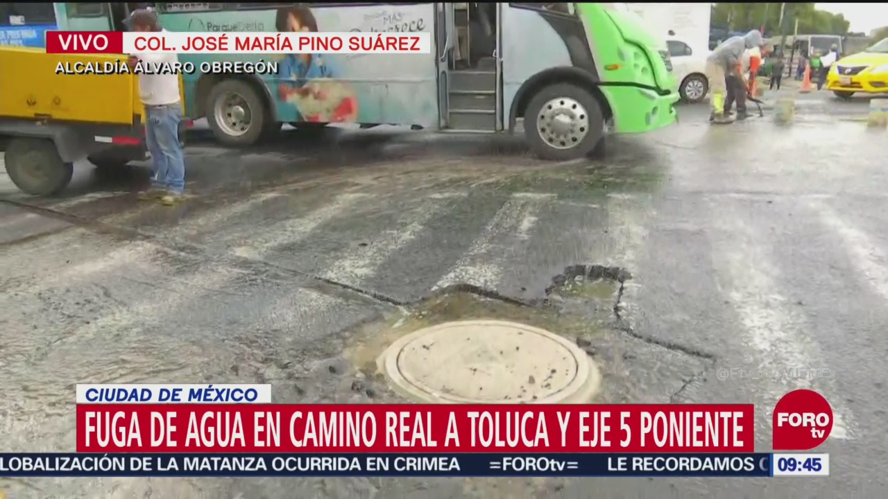 Fuga de agua causa afectaciones en Camino Real a Toluca
