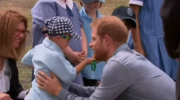 Video: Niño rompe protocolo y juega con la barba del príncipe Harry