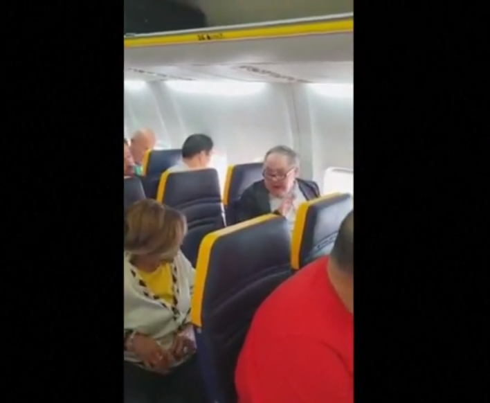 Hombre insulta a mujer durante vuelo de Ryanair