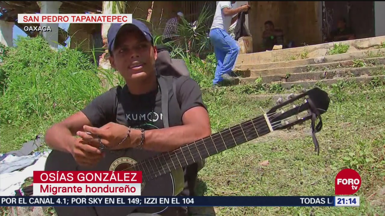 Hondureño Alegra El Camino Caravana Migrante Con Música
