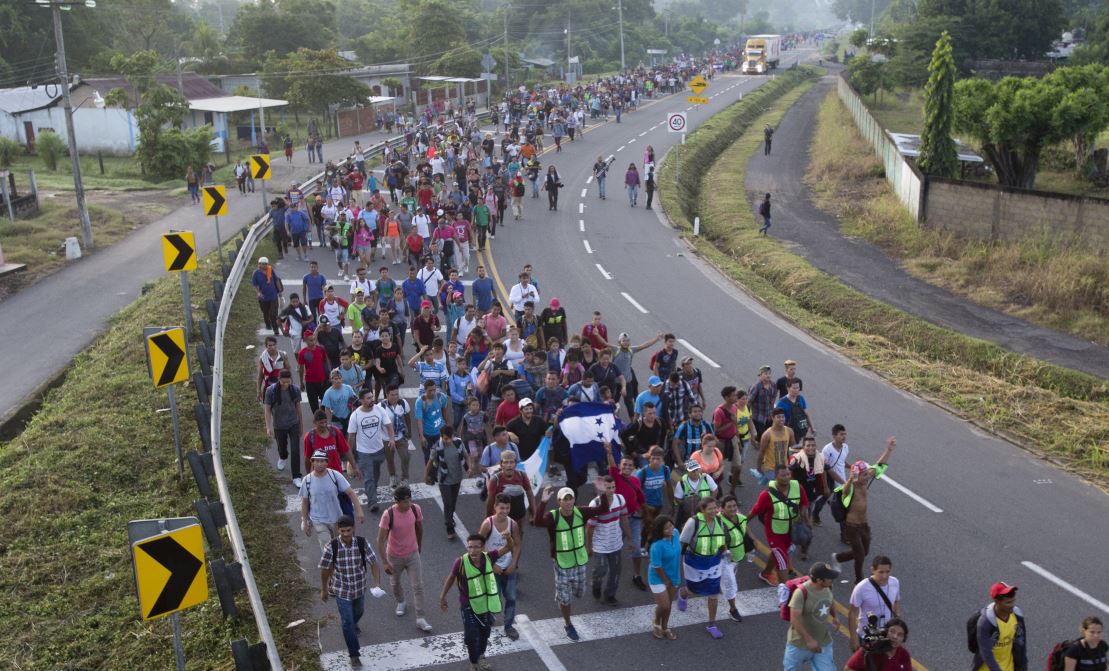 Hondureño alegra el camino de la caravana migrante