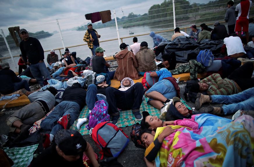 Permanecen casi 2 mil migrantes hondureños en puente fronterizo México-Guatemala