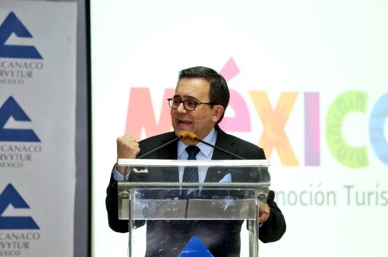 Ildefonso Guajardo habla en el Foro Nacional de Industria Química y Petroquímica, en CDMX (Twitter/@Concanaco)