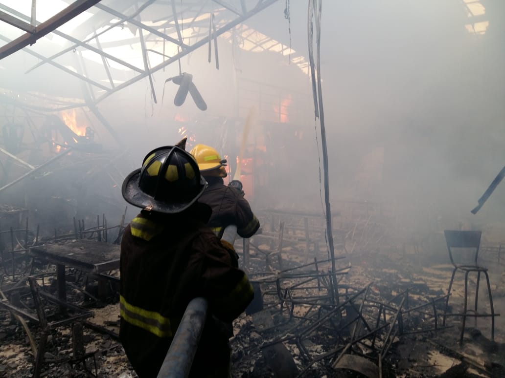 Incendio consume una discoteca en Iguala, Guerrero