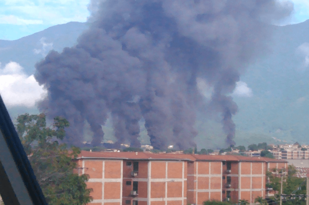 Incendio cerca de planta de llenado de la petrolera venezolana PDVSA. (@NTN24ve)