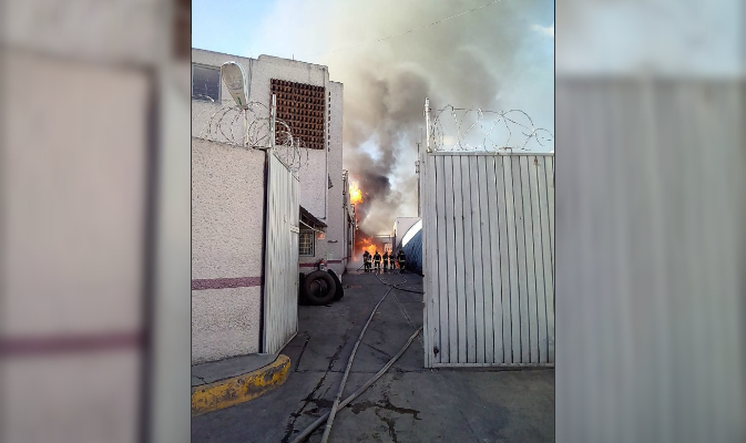 Incendio en fábrica de alcohol en Cuauhtémoc impide a vecinos volver a sus casas