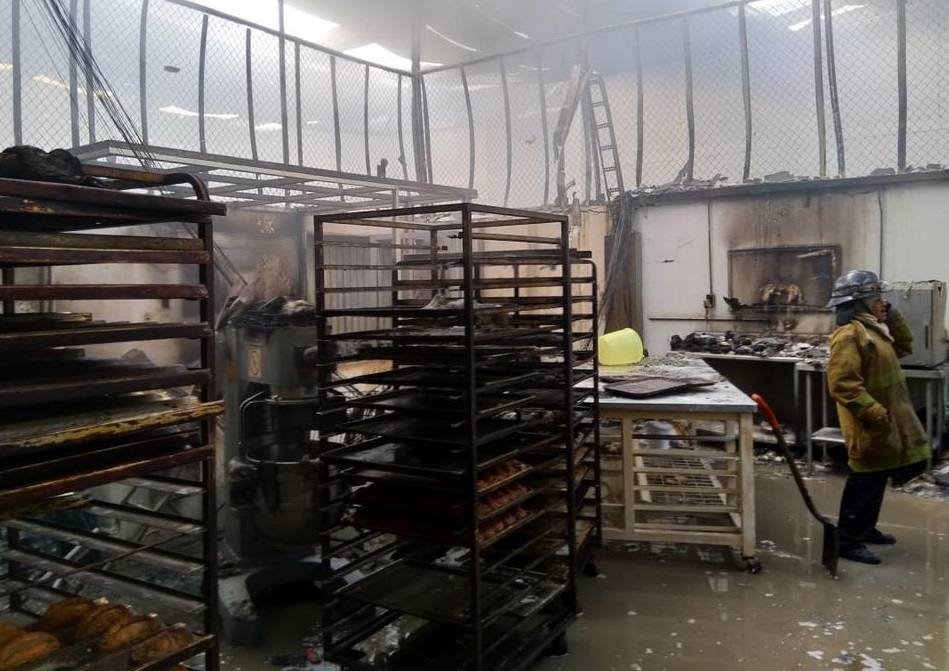Incendios consumen tienda de autoservicio y fábrica textil en Puebla