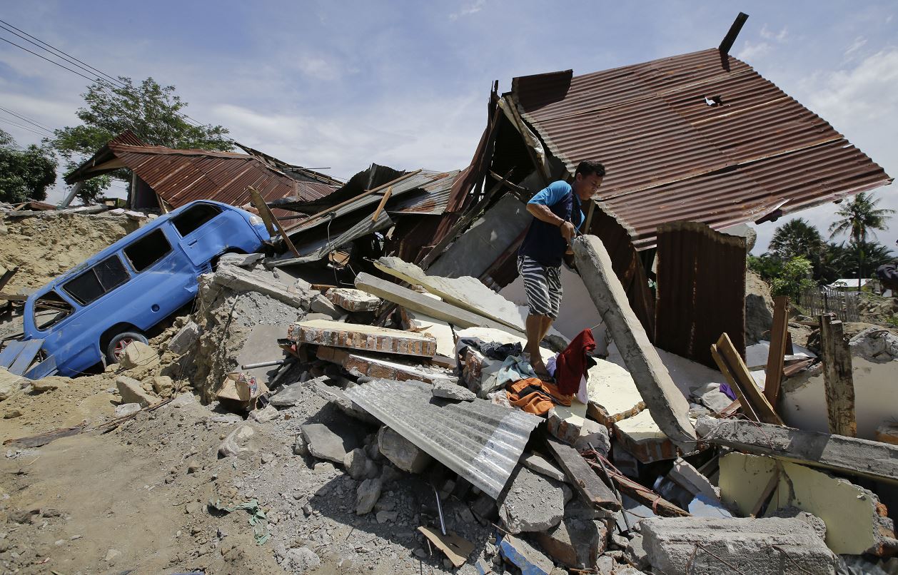Indonesia rescata a 31 menores atrapados en 2 escuelas tras sismo