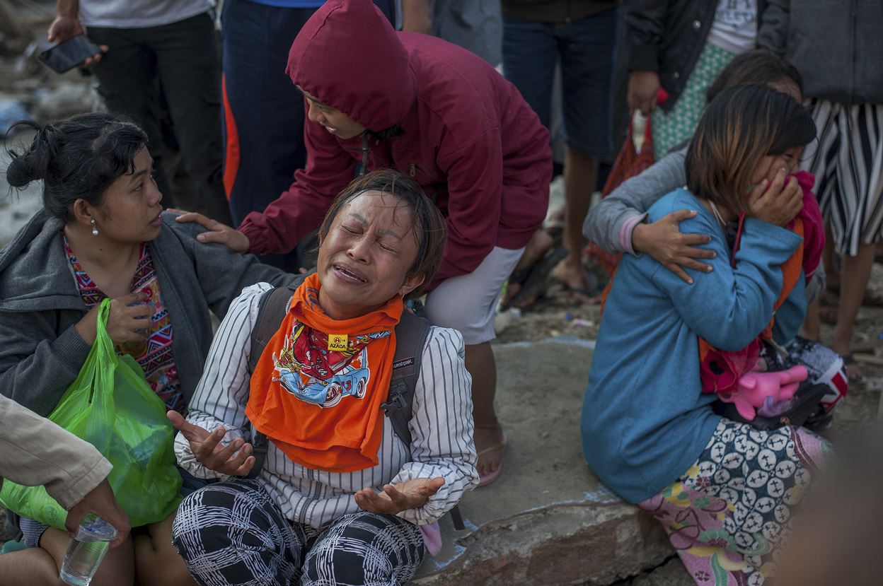 Suman 1,400 muertos por terremoto y tsunami en Indonesia