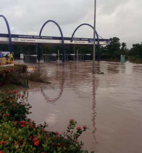 Nayarit en emergencia por el desbordamiento de ríos tras el paso del huracán "Willa" 