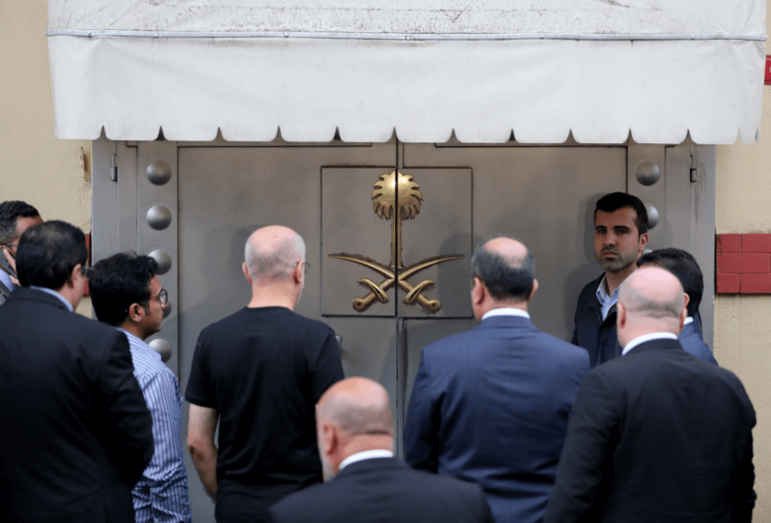 Investigadores llegan al consulado de Arabia Saudita en Estambul. (EFE)