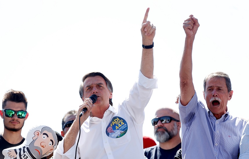 Bolsonaro lidera en Brasil, pero su ventaja cae