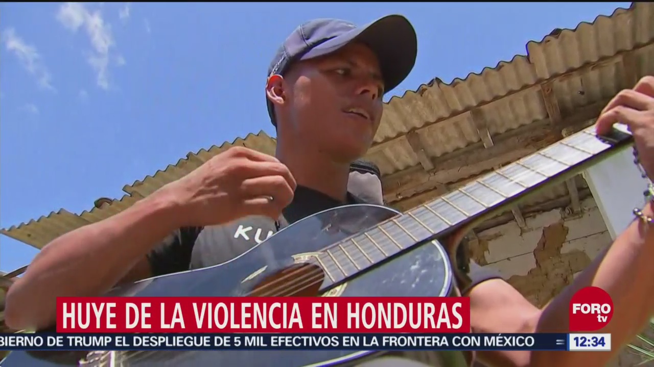 Joven hondureño soporta viaje en caravana migrante con música