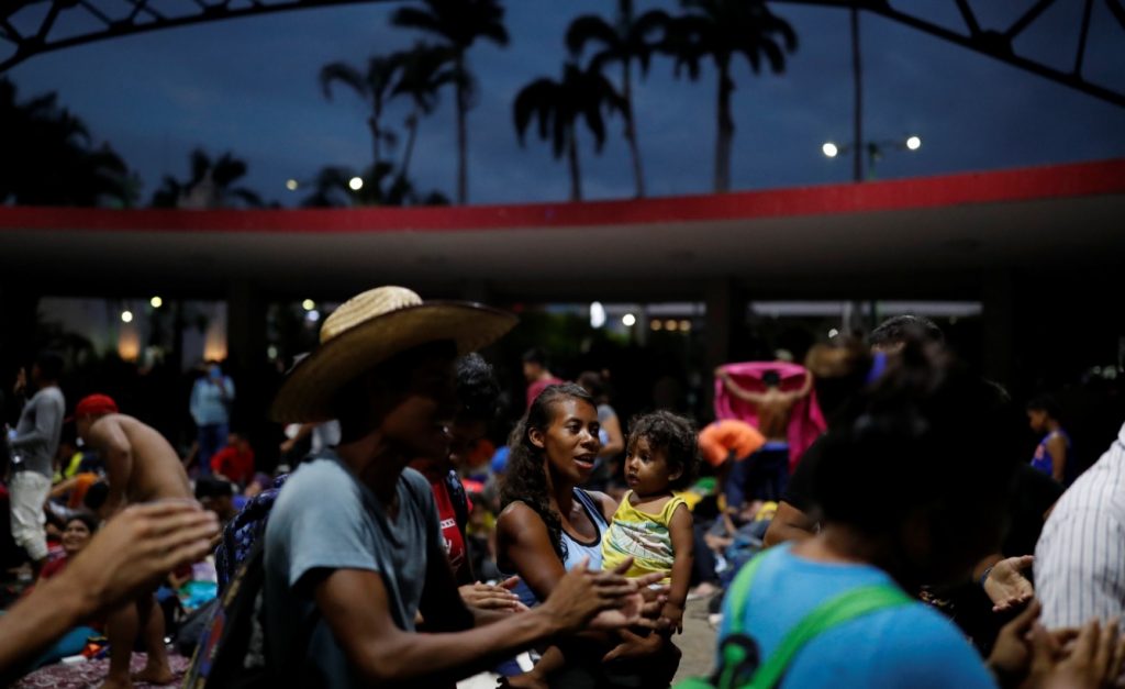 Caravana migrante llega a Juchitán, Oaxaca; los reciben con todas las atenciones