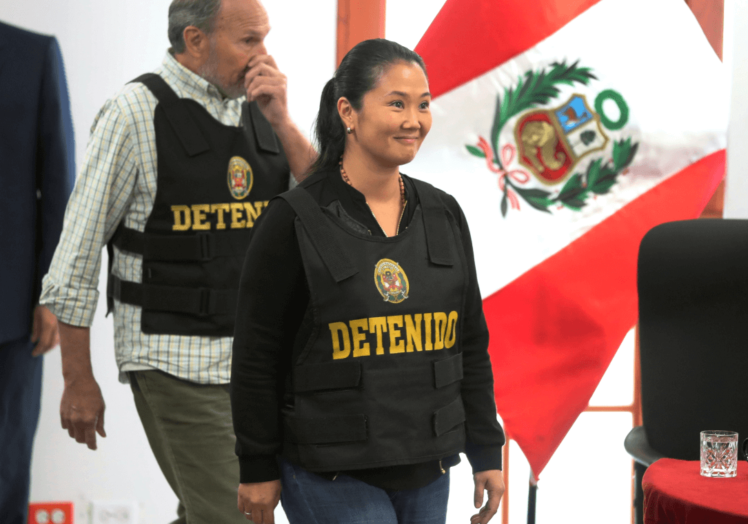 Keiko Fujimori ingresa a una corte en Lima. (AP)