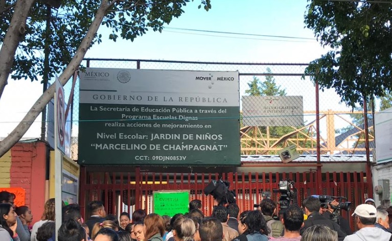 Con miedo, padres llevan a sus hijos al kínder Marcelino de Champagnat, tras escándalo sexual