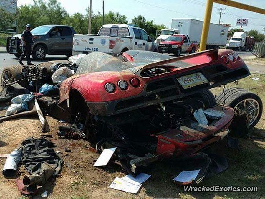 Koenigsegg CCX accidentado en una autopista de Monterrey, Nuevo León, en México tras cruzar la frontera (WreckedExotics)