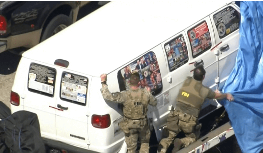 La camioneta confiscada tiene calcomanías de Trump y otras personalidades. (AP) 