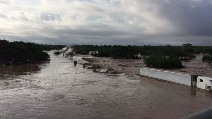 La inundación de caminos en Nayarit ha dejado localidades incomunicadas (Twitter/@RosieTirado)