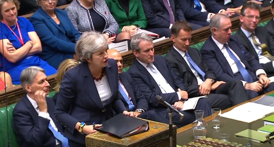 La primer ministra británica, Theresa May, defiende el Plan Chequers en una reunión parlamentaria el 17 de octubre de 2018