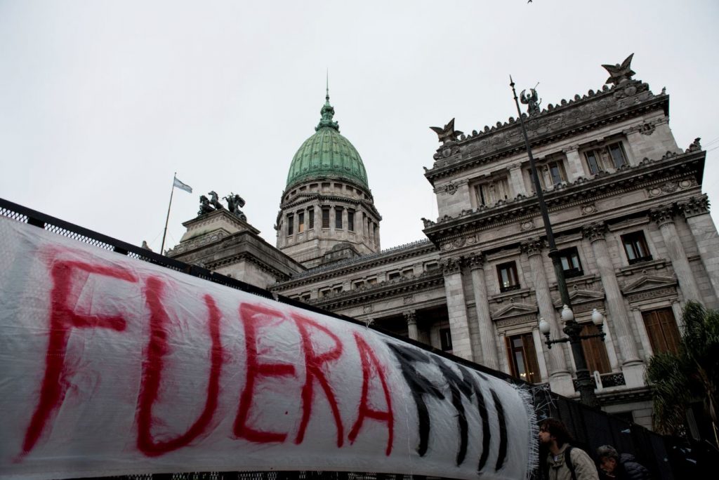 La reducción del gasto público en el presupuesto como condición del FMI causa protestas en la capital argentina (AP Images)
