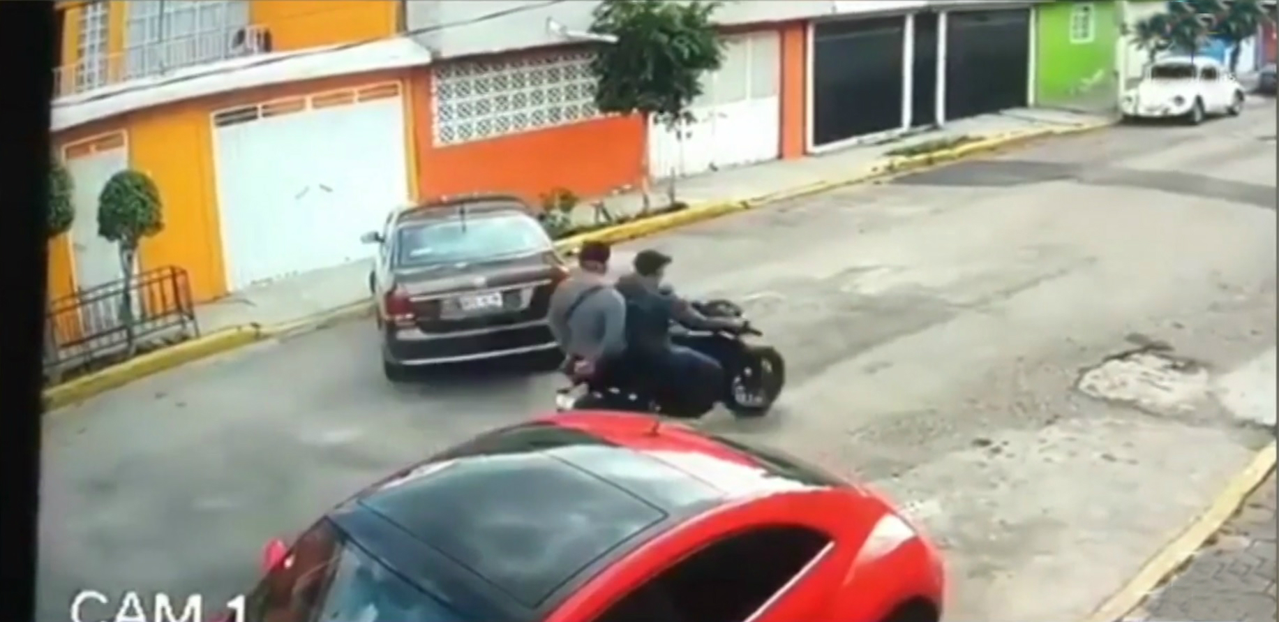 Ladrones cazan a automovilista y lo despojan de auto en Ecatepec
