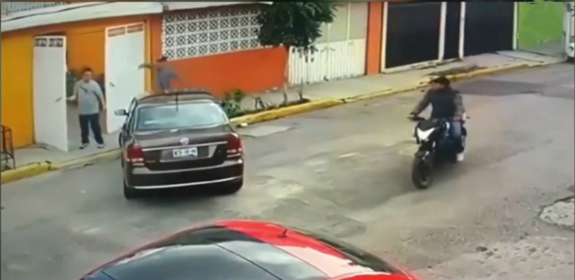 Ladrones cazan a automovilista y lo despojan de auto en Ecatepec