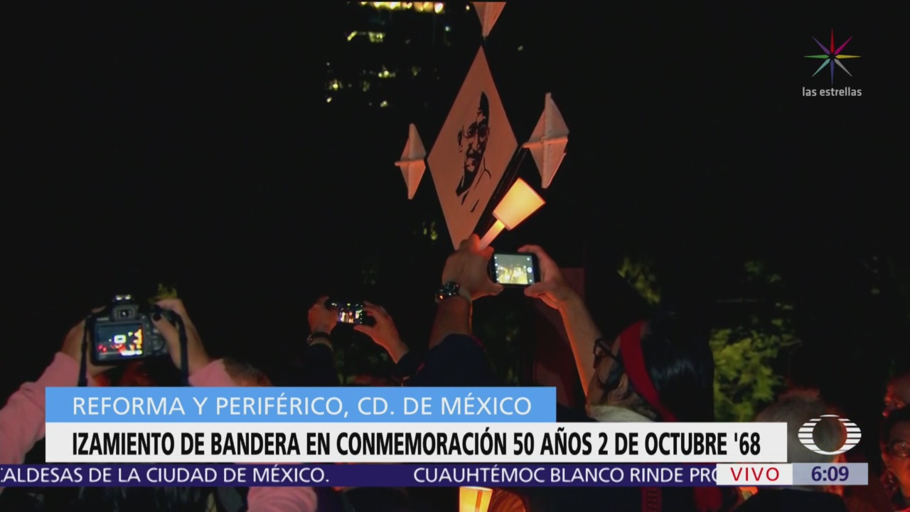 Izan bandera en Reforma y Periférico por el 2 de octubre