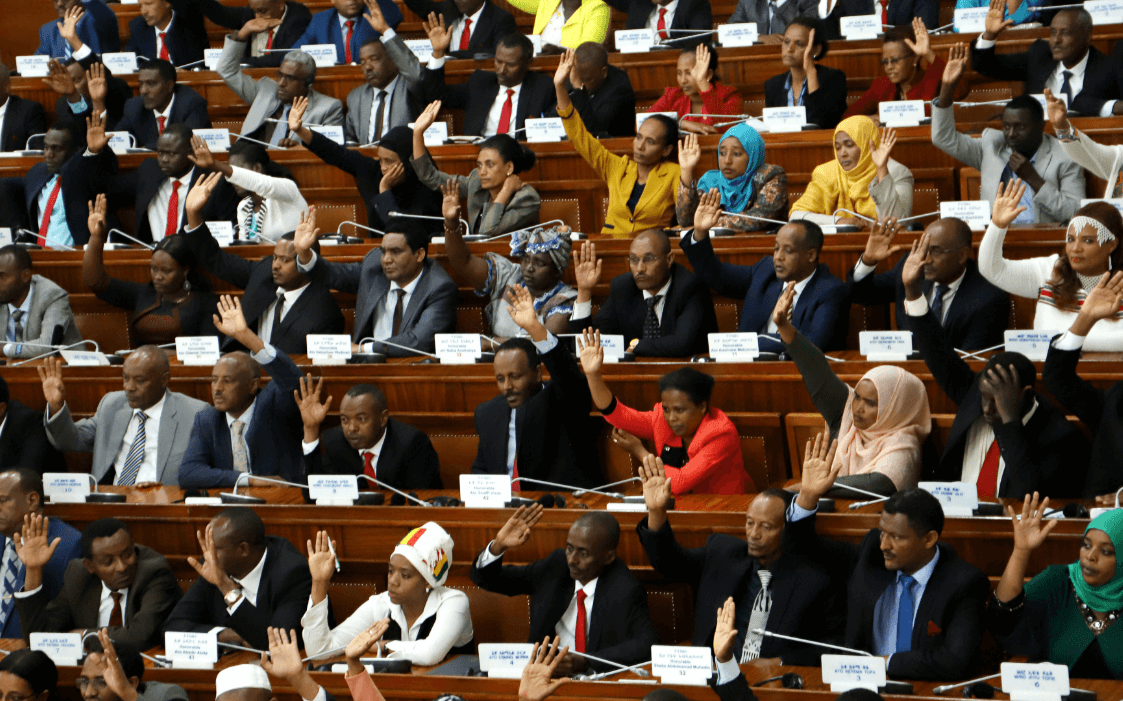 Legisladores etíopes votan en la Cámara de Representantes en Addis Abeba. (Reuters) 