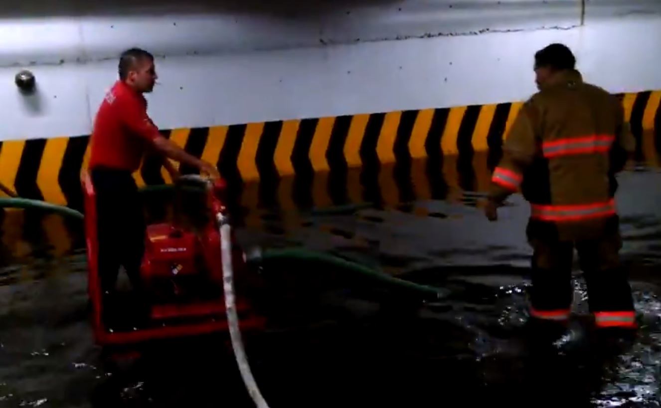 Lluvia en la CDMX inunda estacionamiento de la Cámara de Diputados