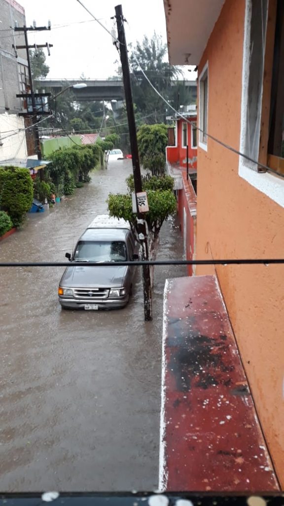 Lluvias inundan casas y avenidas en Ticomán