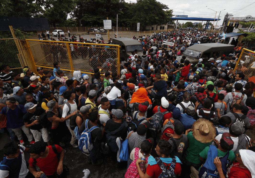 Caravana de migrantes escala reja en frontera de México