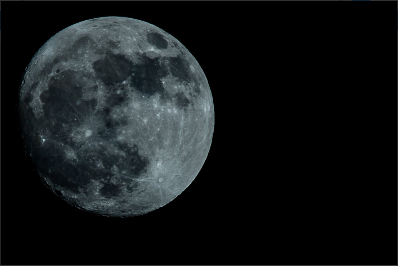 Luna llena acompaña a noctámbulos y tranquiliza a soñadores