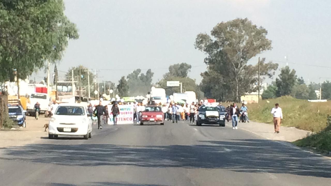 Manifestación a favor del NAIM avanza en la carretera Lechería Texcoco