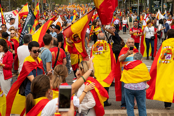 Miles de ciudadanos marchan en Barcelona en el día nacional